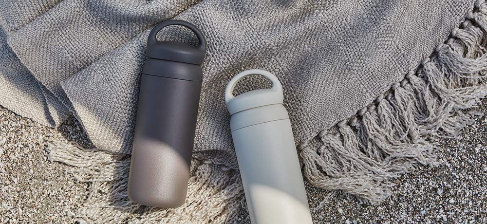 Kinto Dayoff Tumbler dimensiones compactas, fácil de guardar en bolso o mochila.