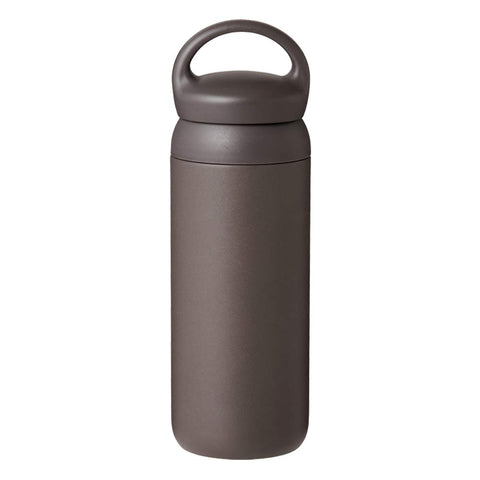Kinto Dayoff Tumbler en vista frontal gris oscuro, ideal para llevar a diario.