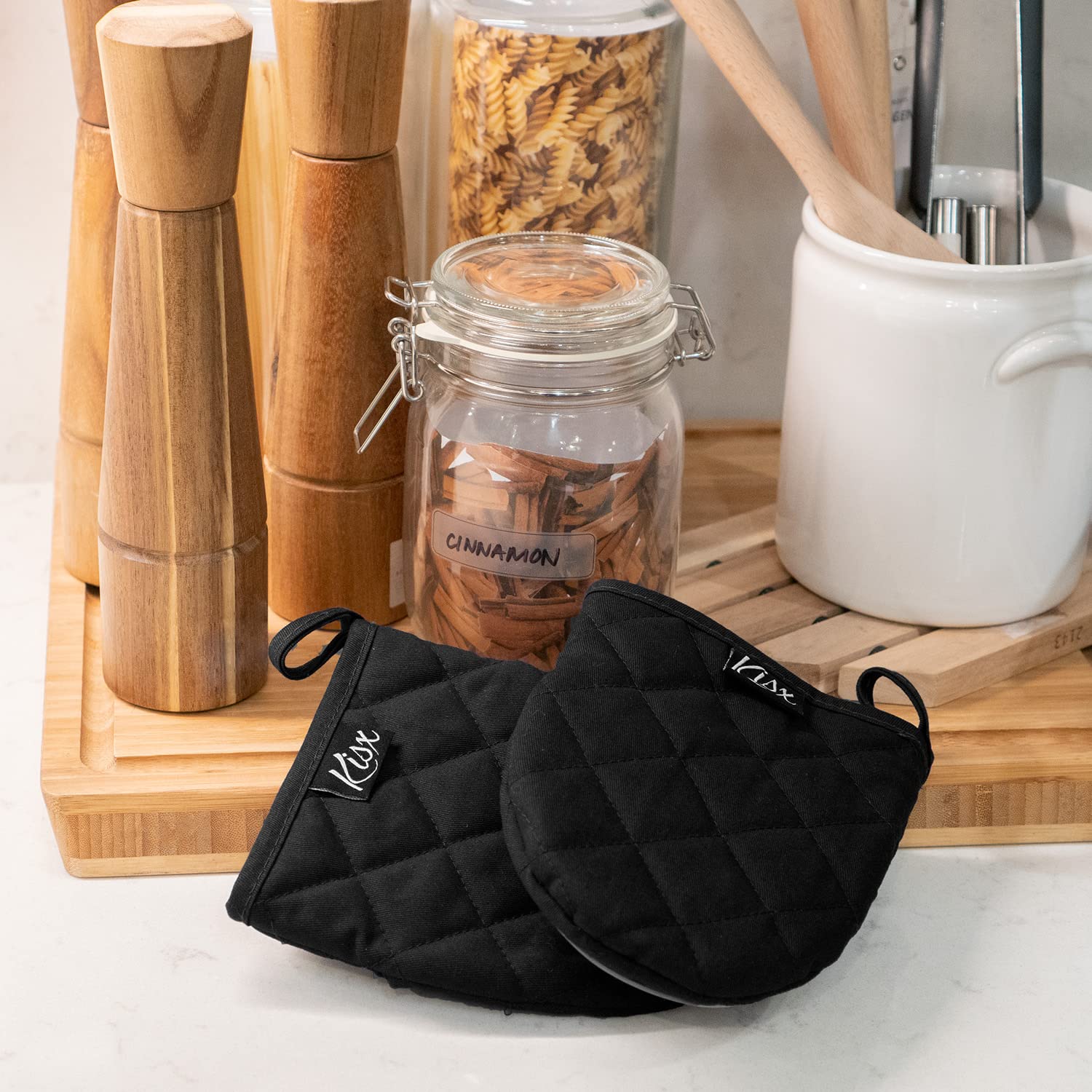 Kisx guantes de silicona color gris, diseño atemporal para cocinas modernas.