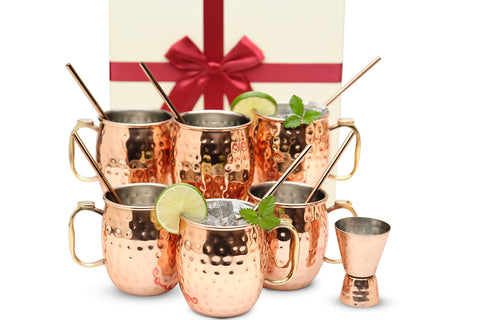 Taza Moscow Mule con reposamuñecas ergonómico y manija de bronce para mayor comodidad.