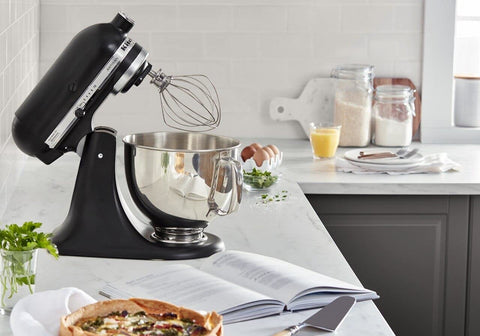 KitchenAid: base estable y acabado negro mate para cualquier encimera.