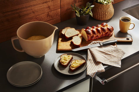 Tazón cerámico KitchenAid 5 cuartos apto lavavajillas para limpieza rápida.