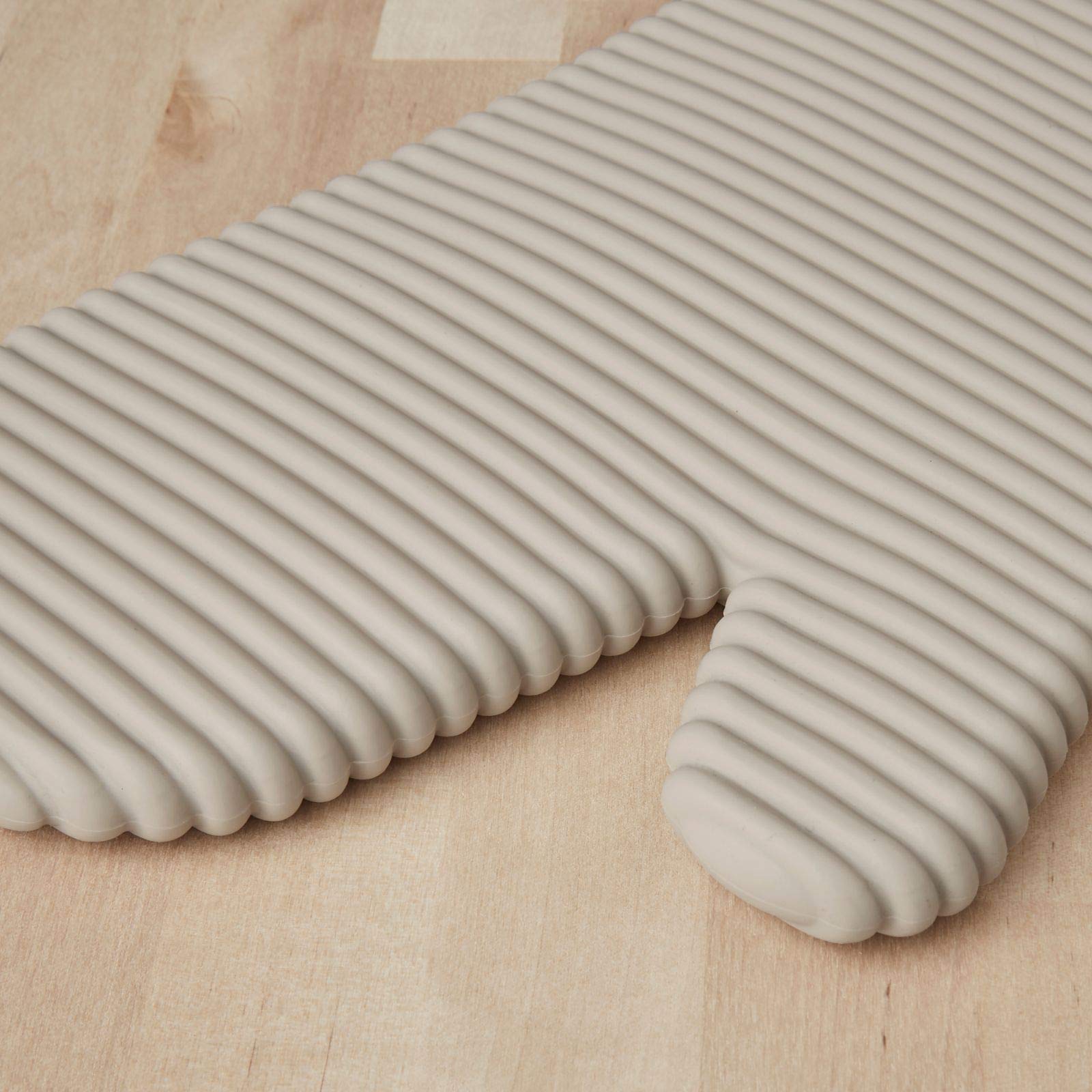 KitchenAid guantes usados para sacar bandeja del horno demostrando protección y comodidad