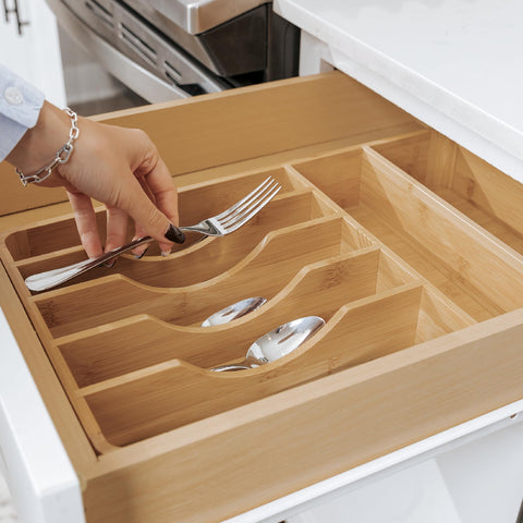KitchenEdge uso diario: orden y acceso rápido de cubiertos.
