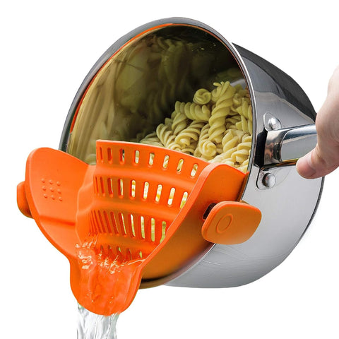 Kitchen Gizmo clip-escurridor en olla muestra ajuste seguro para escurrir pasta.