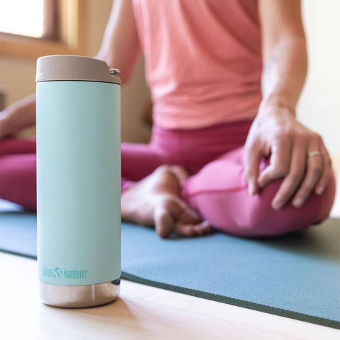 Klean Kanteen TKWide Café Cap: diseño compacto para llevar sin esfuerzo.