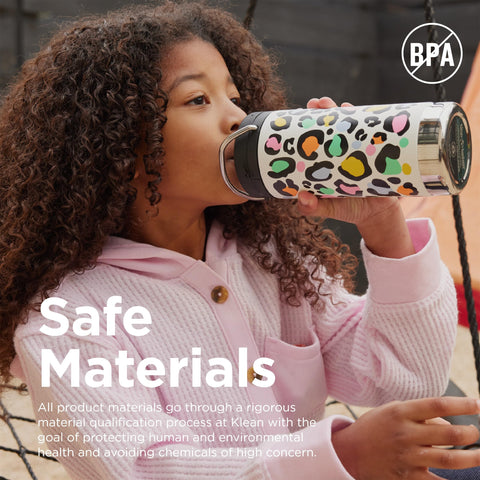 Pajilla y taza fabricadas con acero reciclado certificado en 90%.
