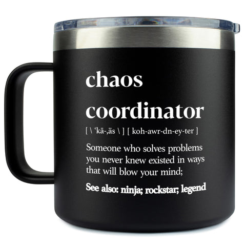 KLUBI Chaos Coordinador, taza negra 14oz vista frontal, ideal para oficina.