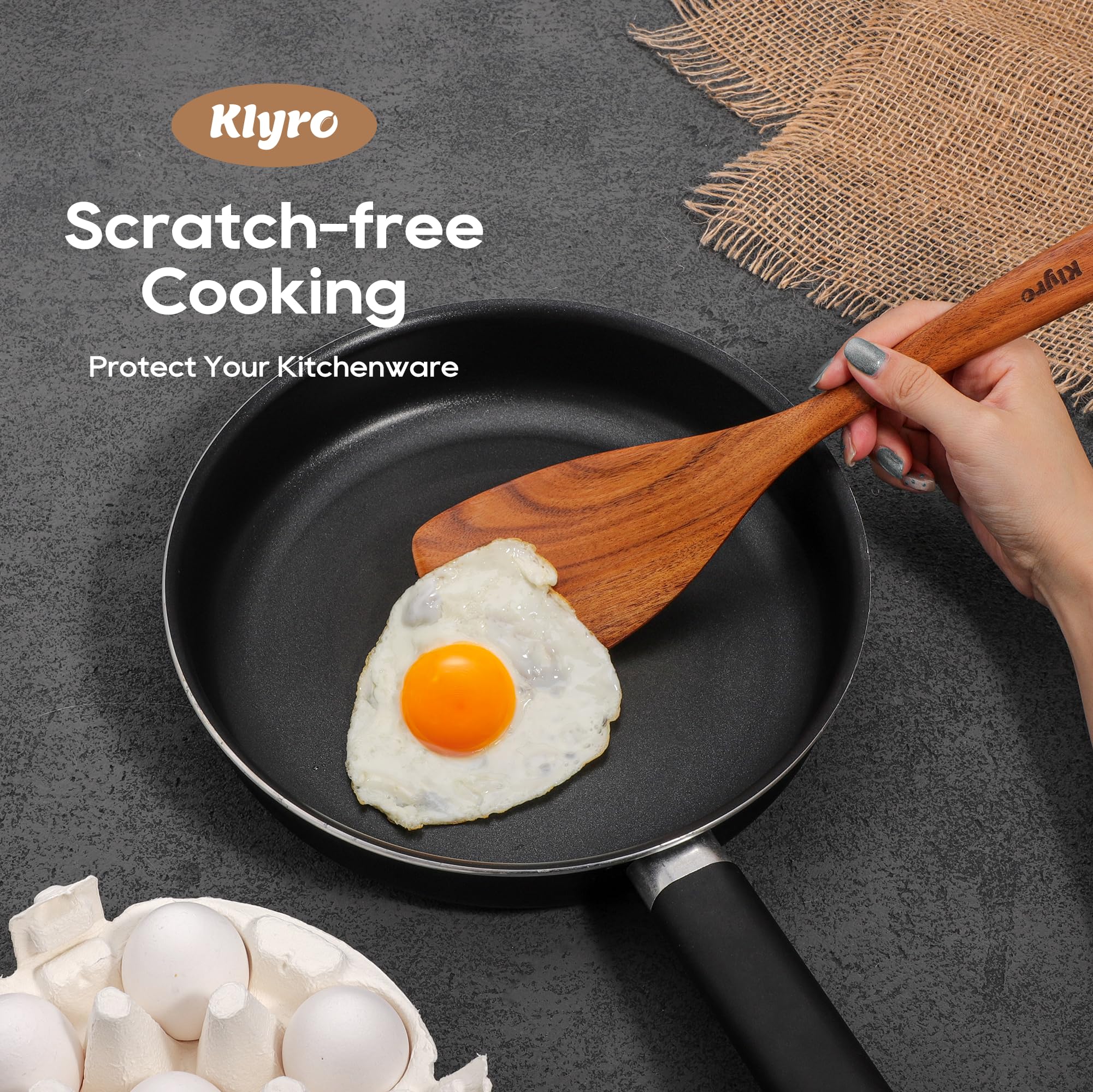 Cucharón de madera grande KLYRO para servir con precisión.