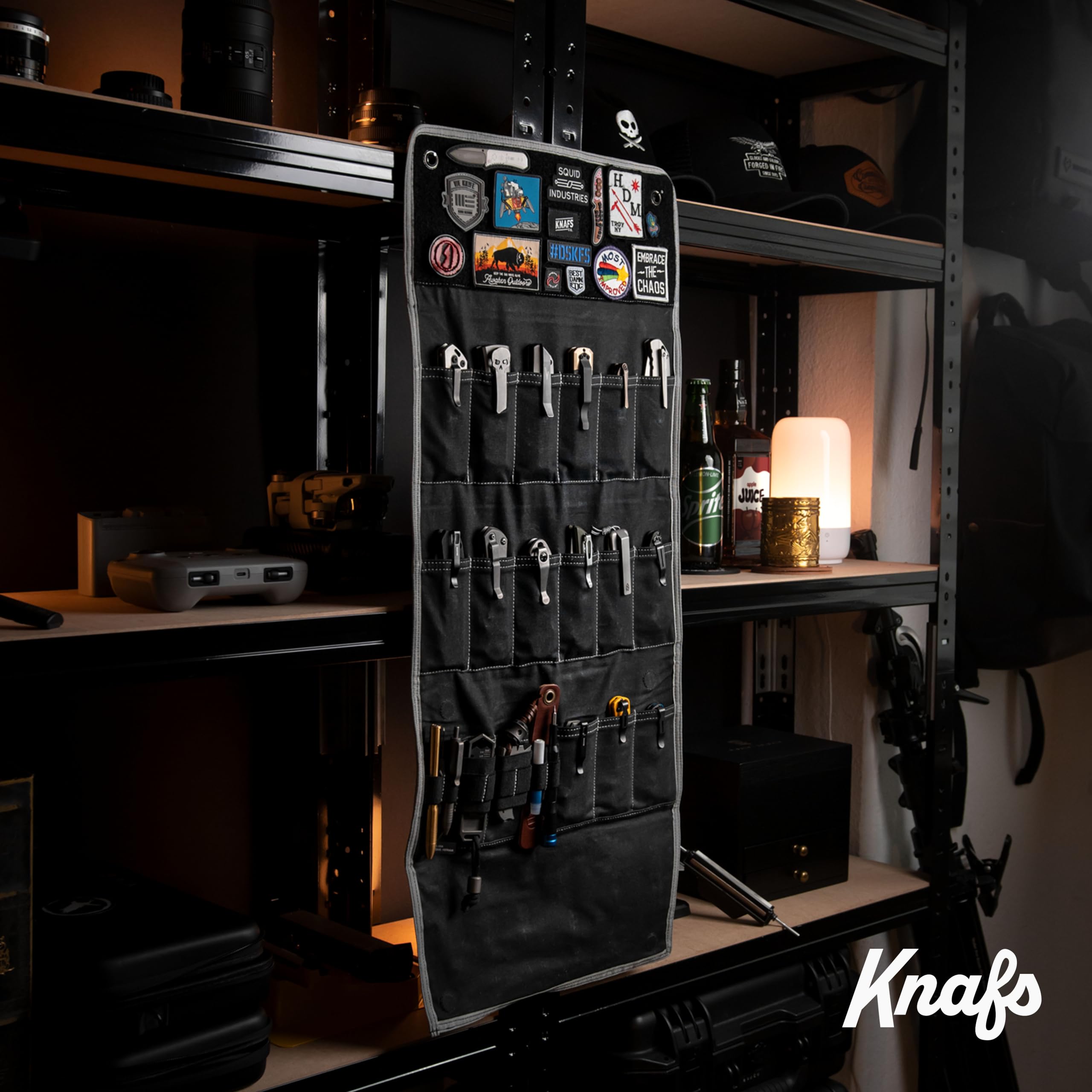 Knafs Burrito Grande interior rígido y correas elásticas sostienen utensilios.