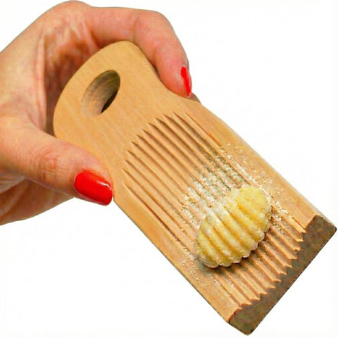 KneadEat tabla gnocchi curva, superficie ranurada para surcos que retienen salsa.