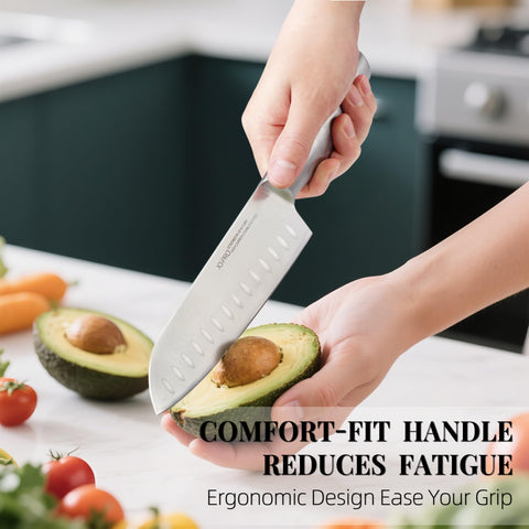 Mango ergonómico KnifeSaga ofrece agarre seguro durante la preparación.