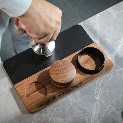 Diseño compacto KNODOS añade estilo y orden a tu estación de espresso.