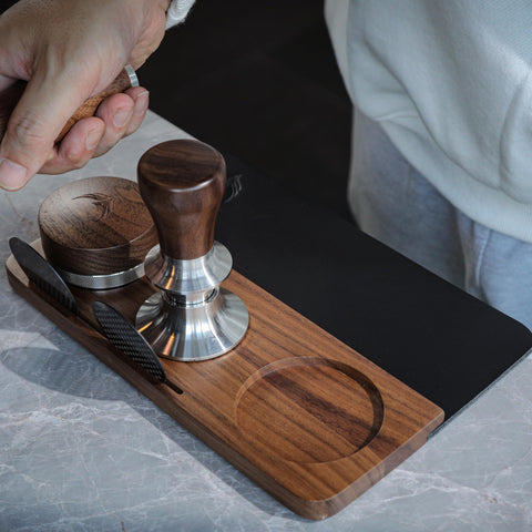 Madera de nogal y cuero real de KNODOS, experiencia táctil y durabilidad.