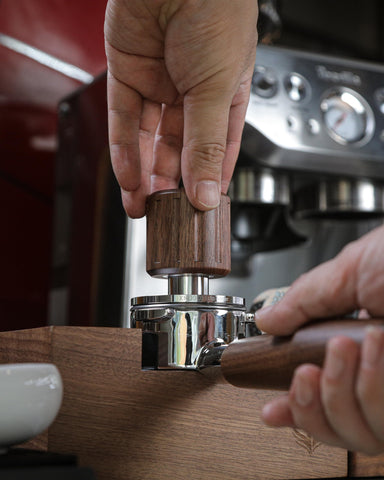 KNODOS Echo Tamper con clic de 30lb para presión constante y retroalimentación