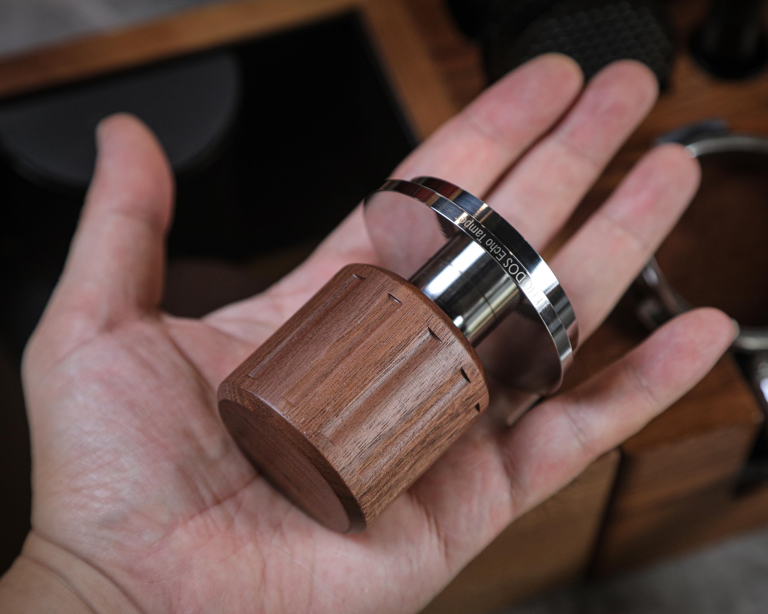 KNODOS Echo Tamper con mango de nogal ergonómico para agarre cómodo