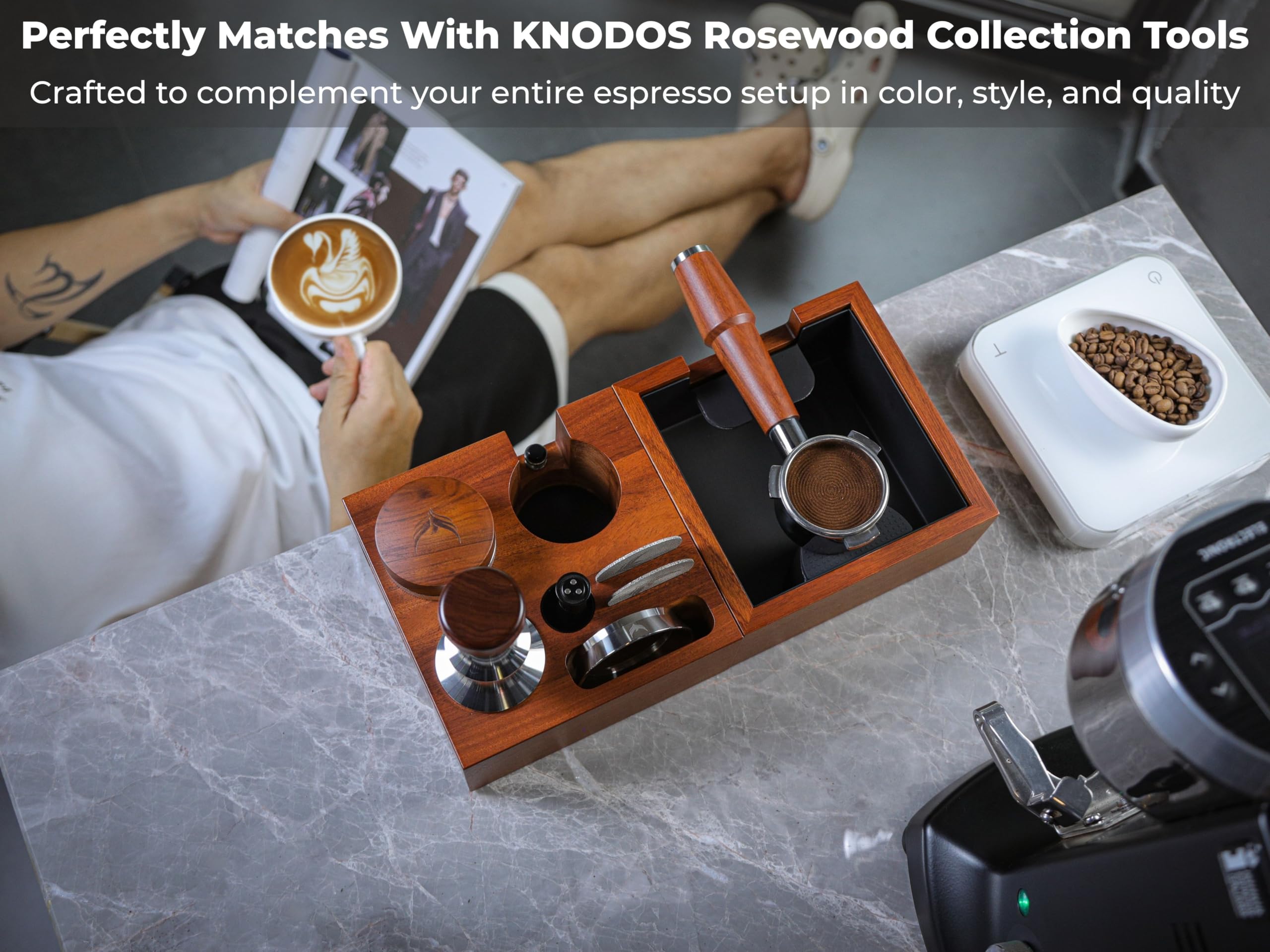 KNODOS embudo-dosificacion espresso en madera de rosa para precisión durante la preparación.