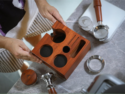 KNODOS herramienta WDT espresso en madera de rosa para distribución uniforme.