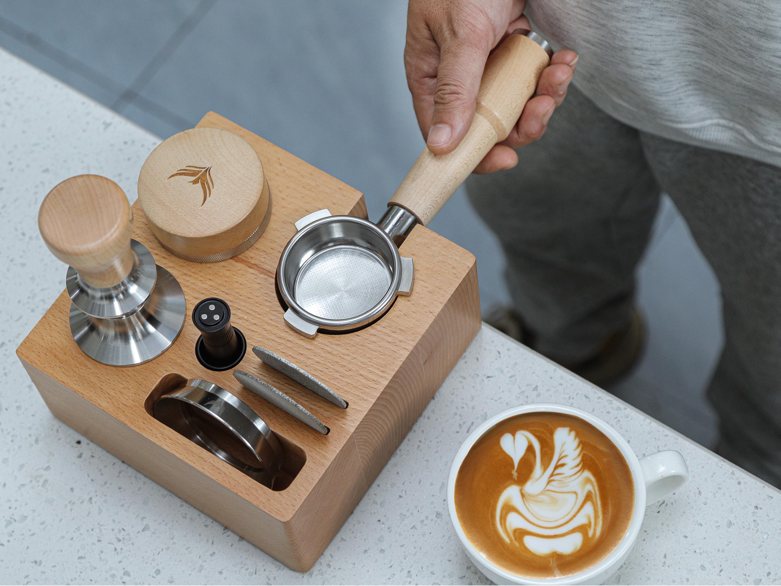 KNODOS prensa espresso 54mm, soporte compacto para prensado uniforme.