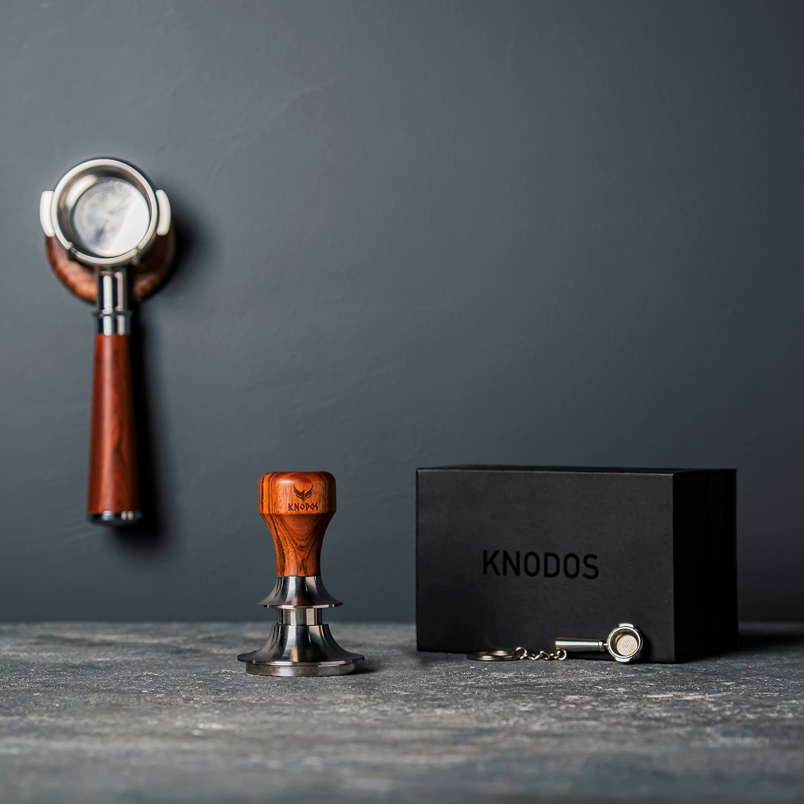 KNODOS prensador 58.5mm con mango de madera palo rosa para mayor comodidad