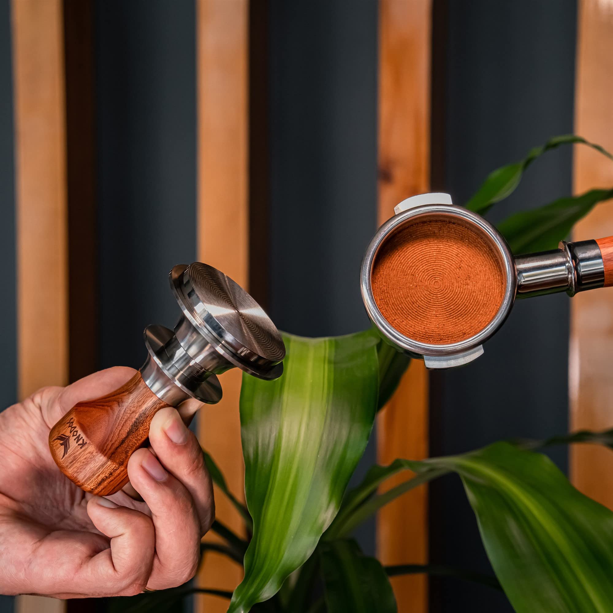 Prensador KNODOS con accesorios incluidos para regalo de barista.