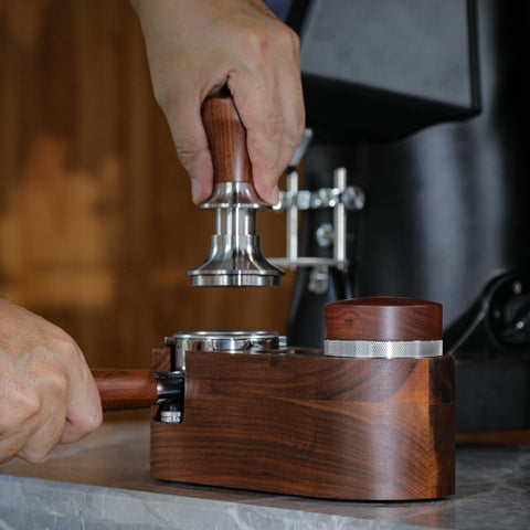 KNODOS tapete antideslizante en madera palo rosa, base estable para tamping preciso