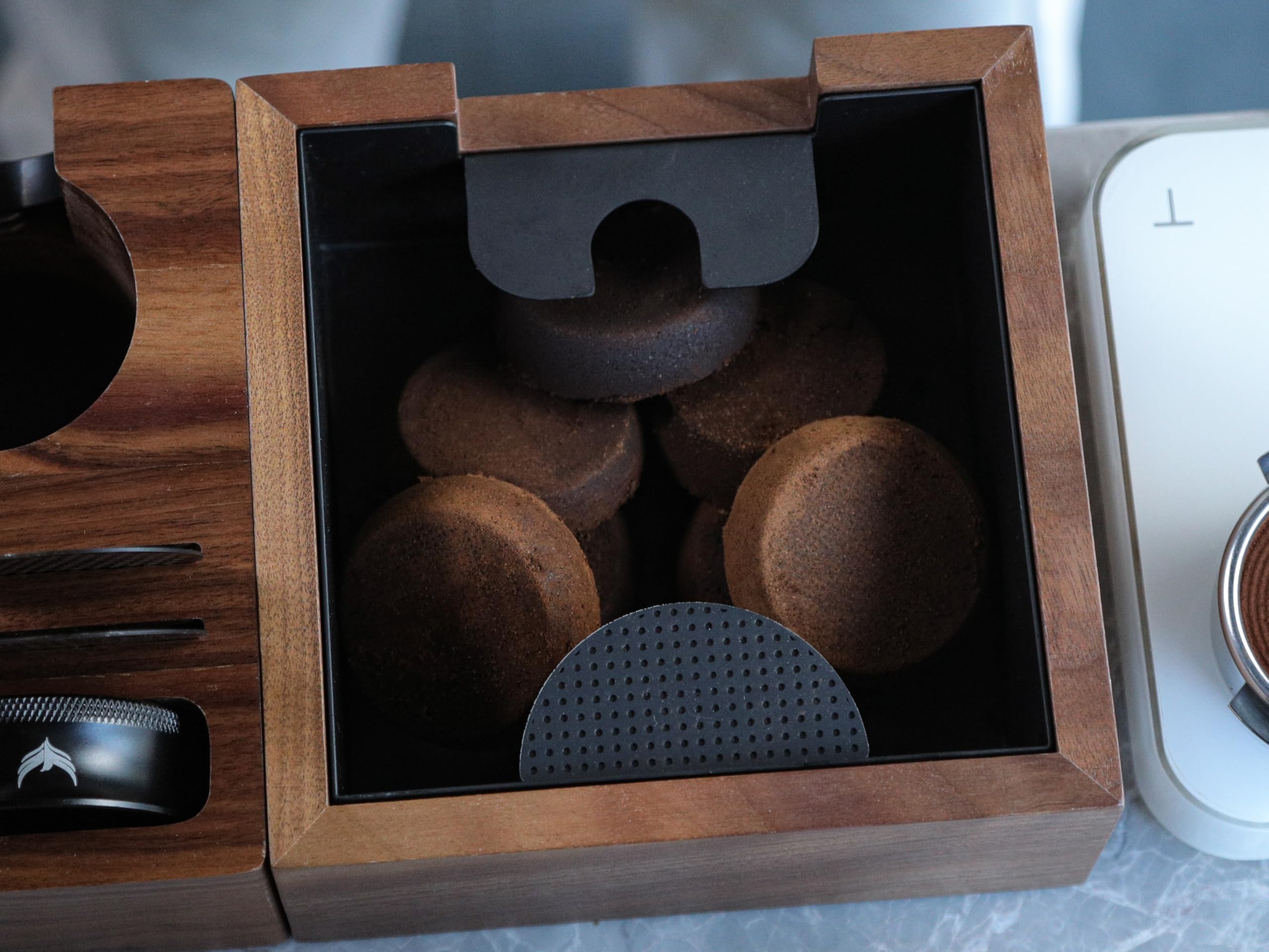KNODOS uso-domestico-barista-knockbox, perfecto para aficionados que buscan orden y estilo.