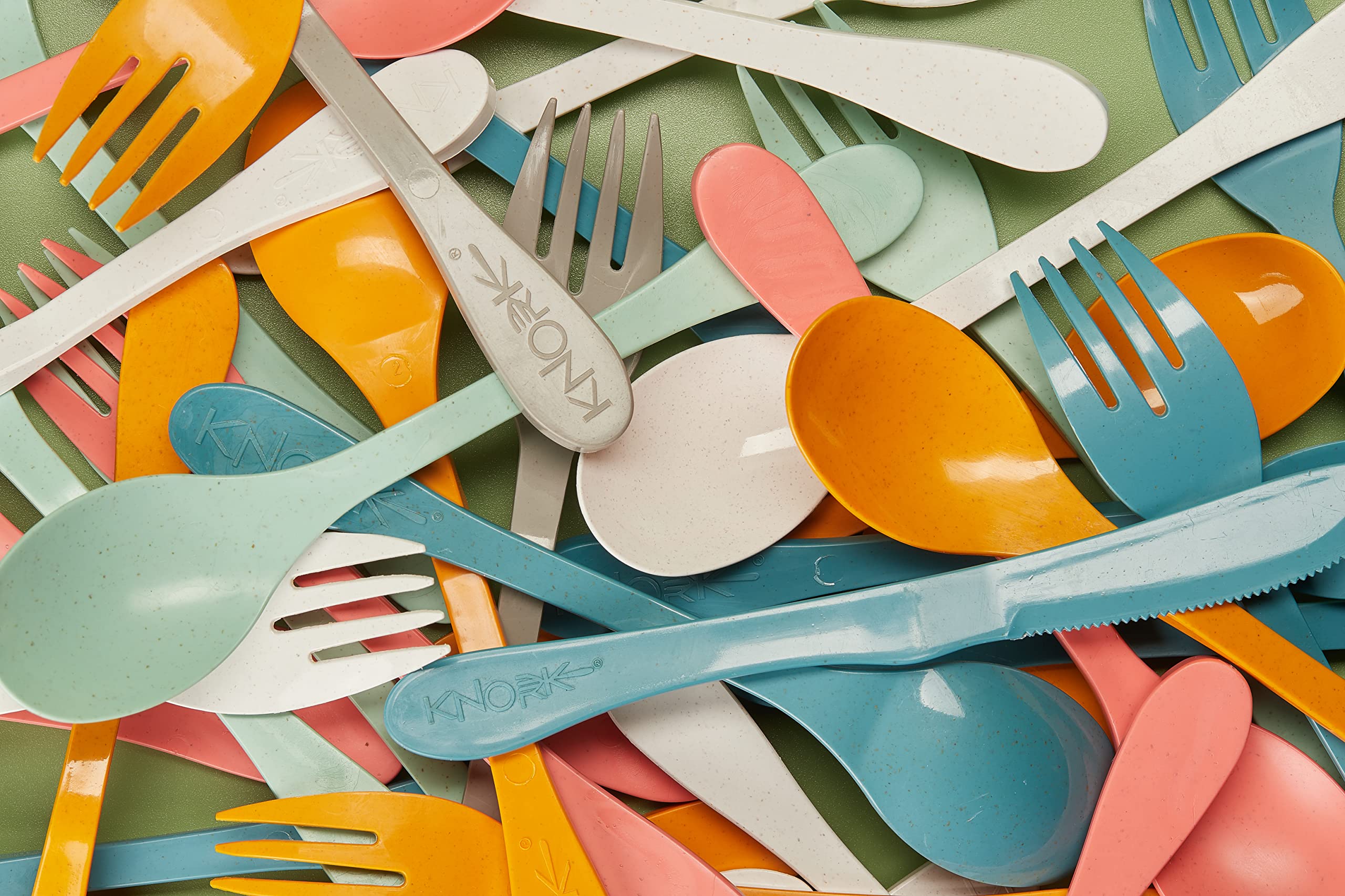 KNORK Eco reduce huella ambiental con materiales basados en plantas.