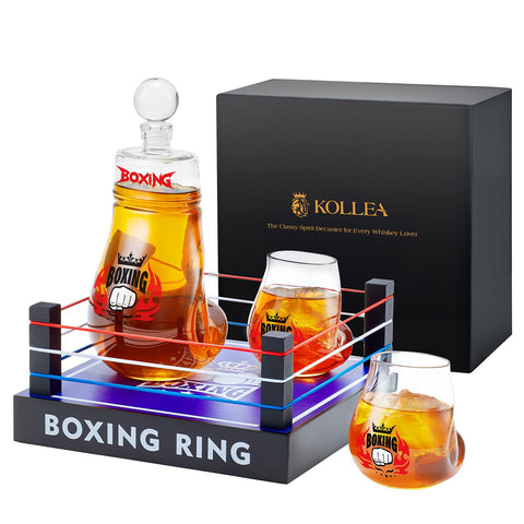 Kollea: decantador con guantes de boxeo sobre base en ring, exhibición elegante en casa.