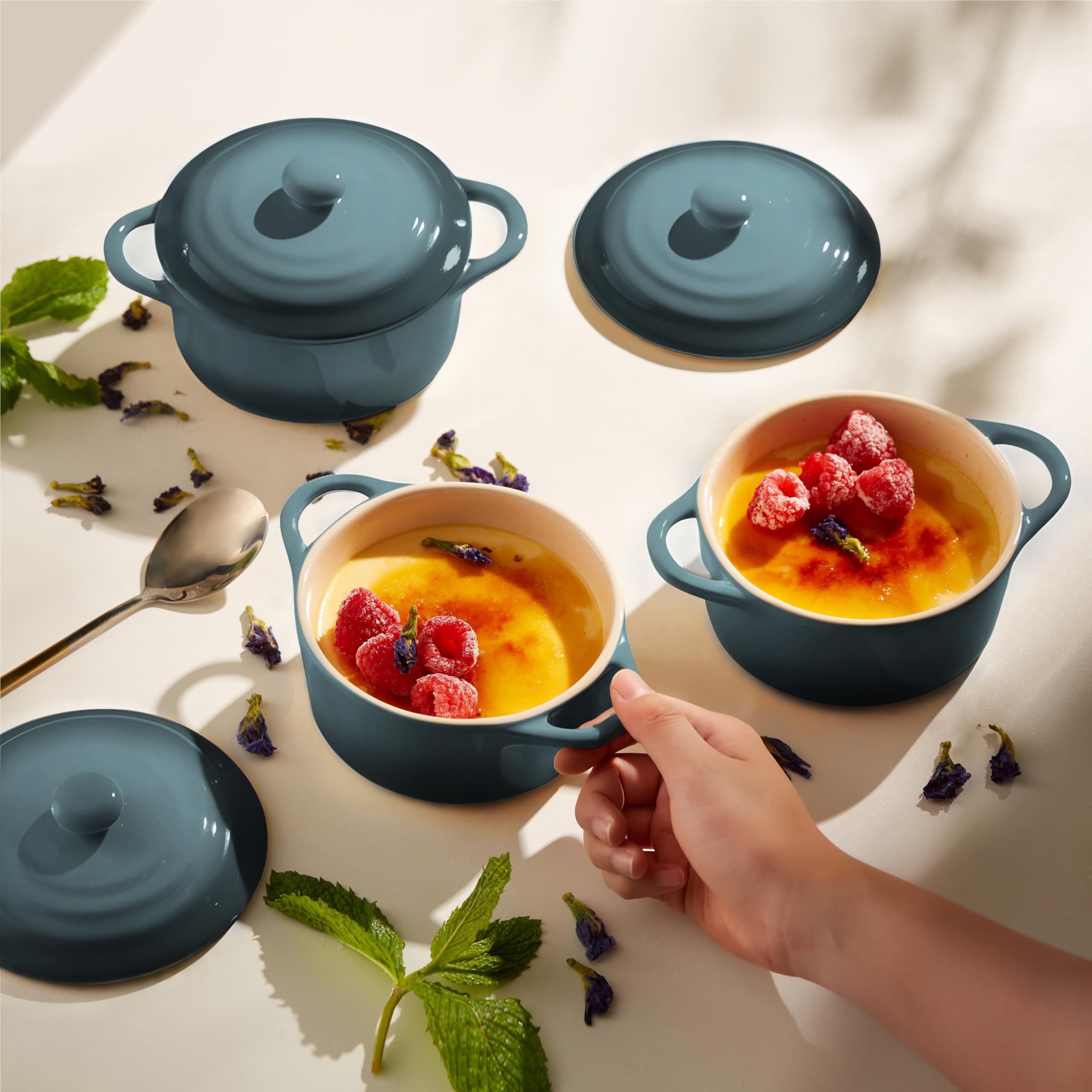 KooK cocotte mini cerámica con dos mangos para transporte seguro.