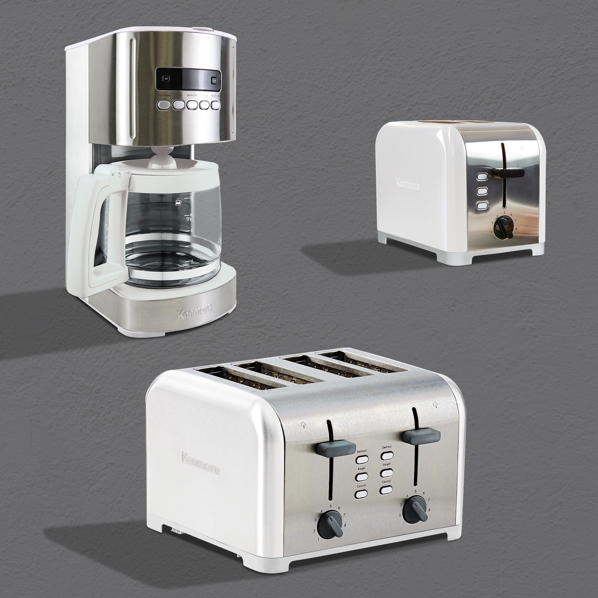 Koolatron cafetera goteo, diseño blanco compacto para cocinas modernas.