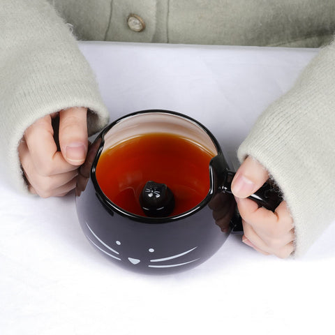 Taza Koolkatkoo con gatito bebé en el interior, toque tierno.