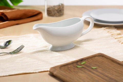 Jarra para salsas KooK de porcelana blanca, acabado brillo clásico.
