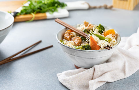 Ramen en tazón KooK de terracota con diseño profundo para caldo.
