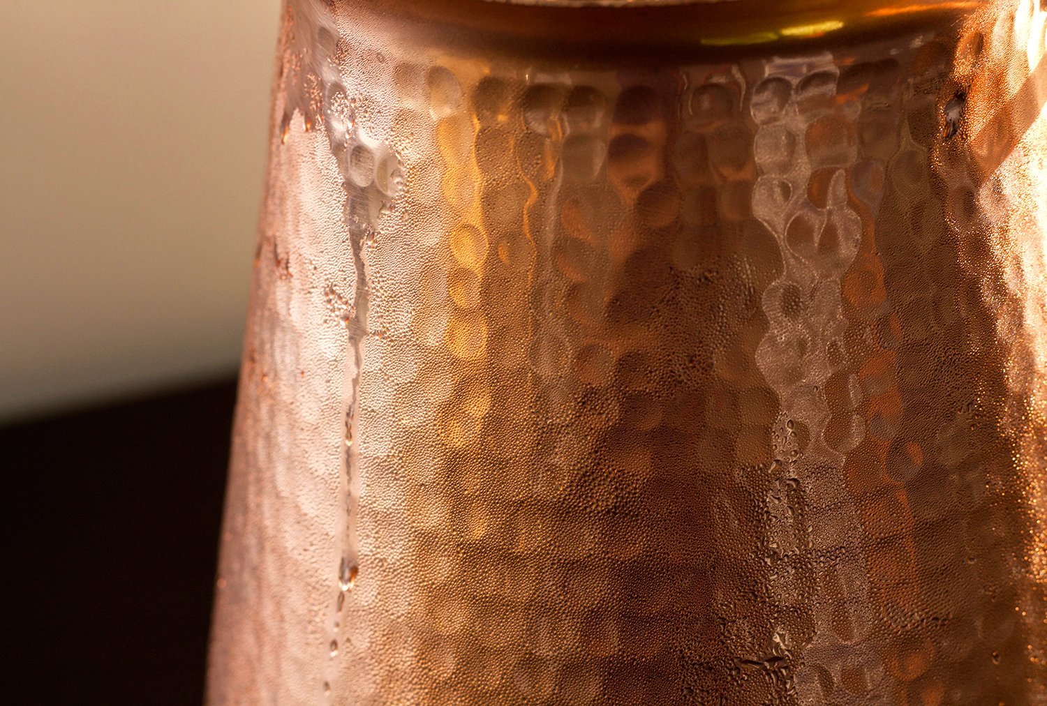Kosdeg jarra de cobre, acabado martillado en detalle.
