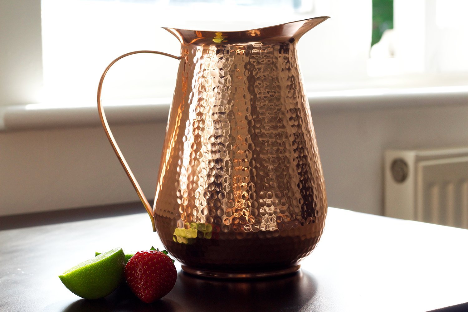 Kosdeg jarra de cobre con patina natural, carácter único para tu mesa.