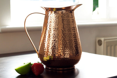 Kosdeg jarra de cobre con patina natural, carácter único para tu mesa.