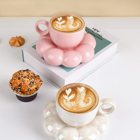 Conjunto taza y platito Koythin, perfecto para desayunos elegantes.