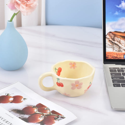 Taza Koythin con asa ergonómica para tomar con comodidad.