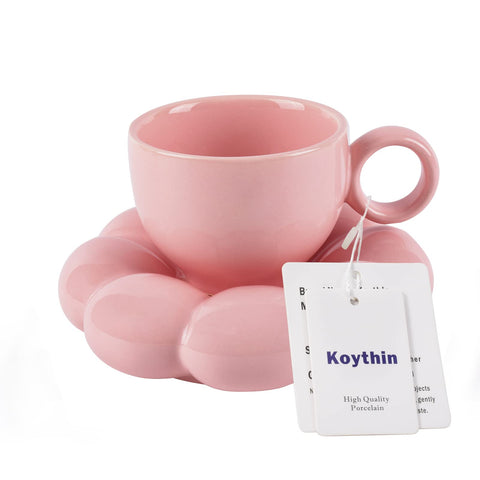Taza cerámica Koythin con platito flor, ideal para disfrutar café en casa.