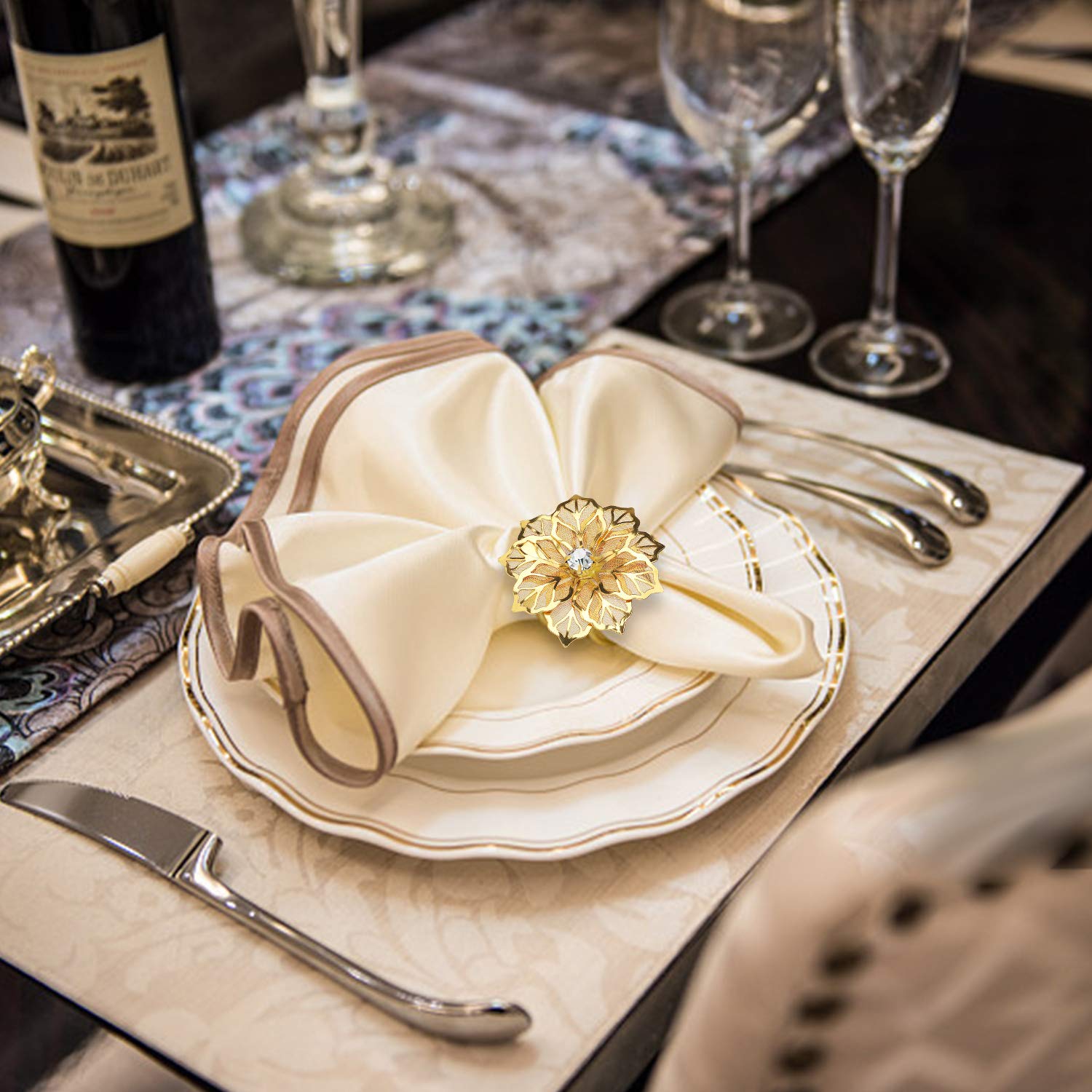 Detalle de flor hueca en anillo KPOSIYA, aporta brillo elegante.