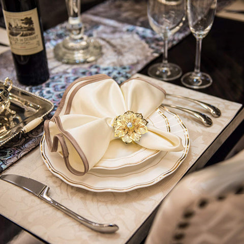 Detalle de flor hueca en anillo KPOSIYA, aporta brillo elegante.