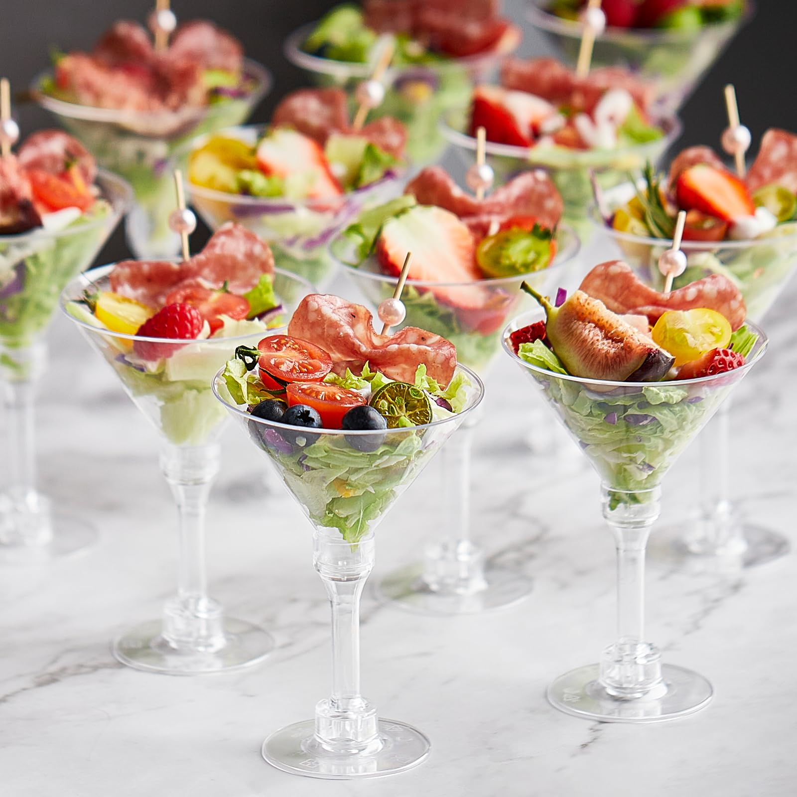 Conjunto Kucoele de 40 vasos martini desechables para eventos.