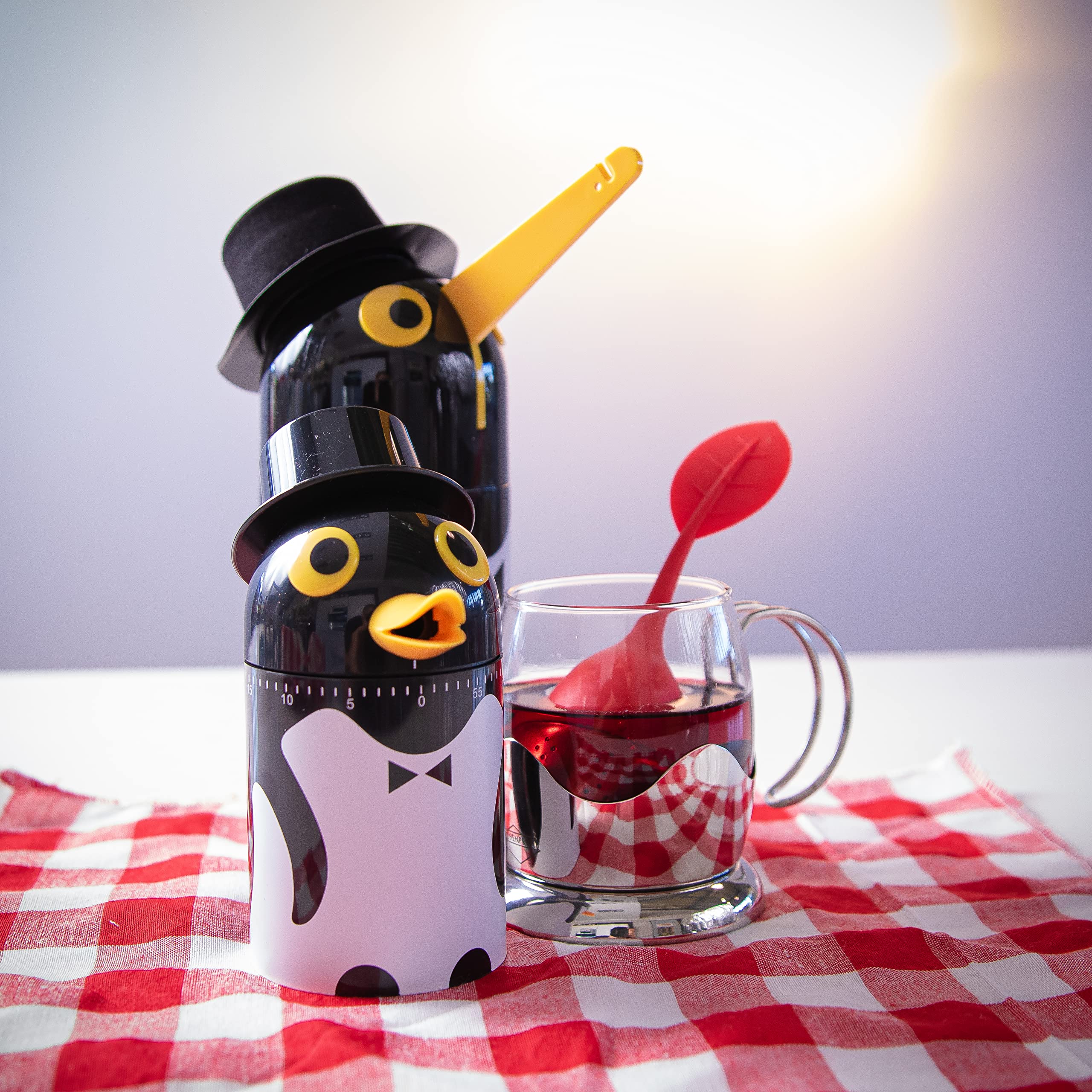 Kuchenprofi Pinguino Tea Boy muestra levantador automático de bolsa para infusiones uniformes.