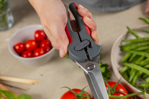Hojas micro-serradas de Kuhn Rikon Pro sujetan alimentos para cortes más limpios.