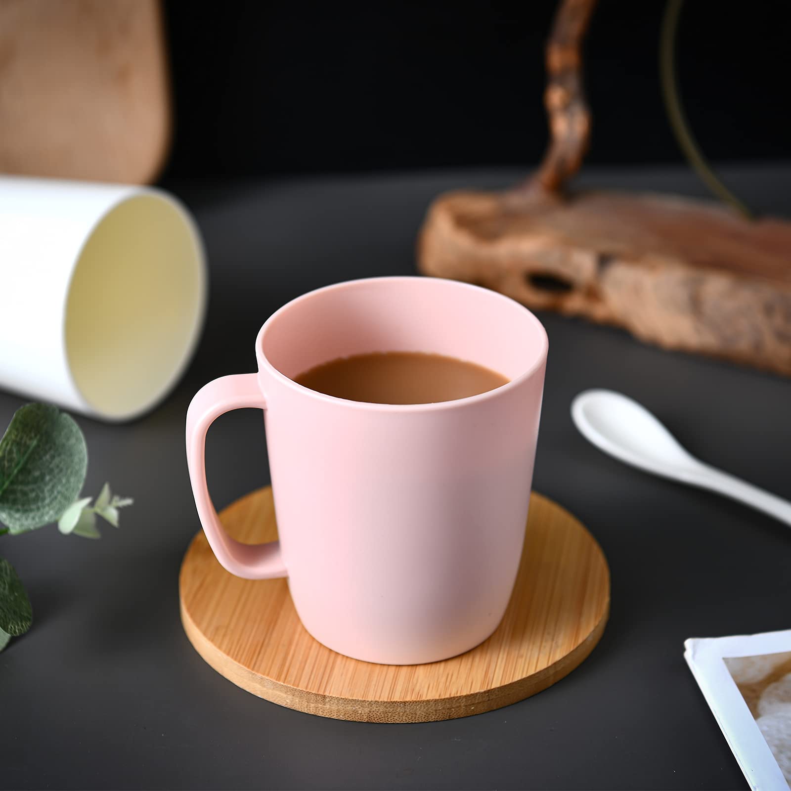 Kurala taza 10 oz rosa, en mano, agarre cómodo para bebidas aromáticas.