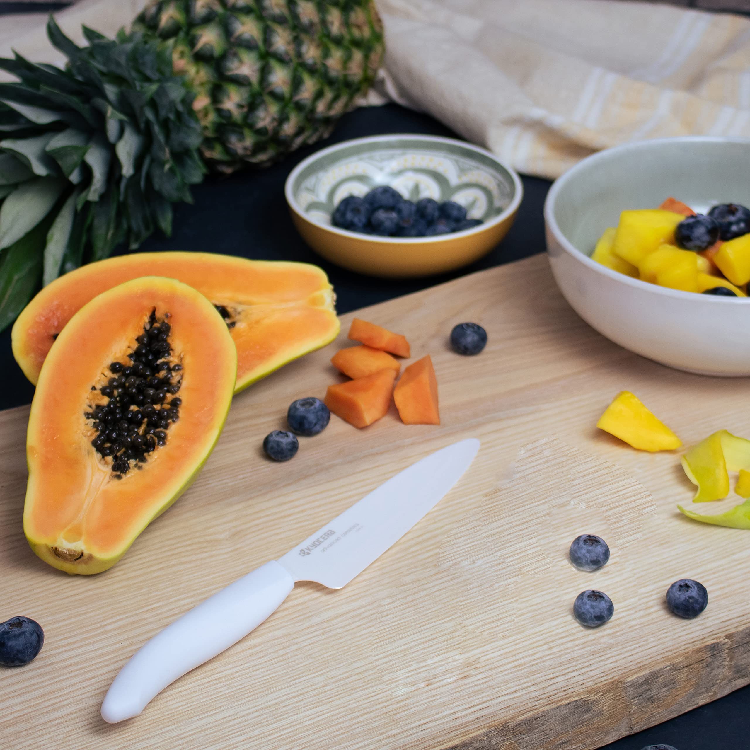 Corte de frutas y verduras con KYOCERA, cuchillo ligero y sin oxidación