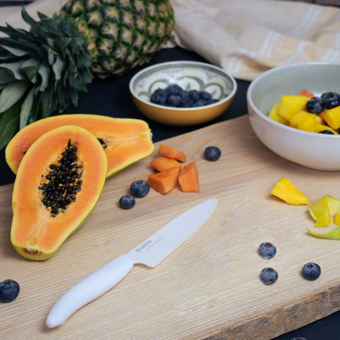 Corte de frutas y verduras con KYOCERA, cuchillo ligero y sin oxidación
