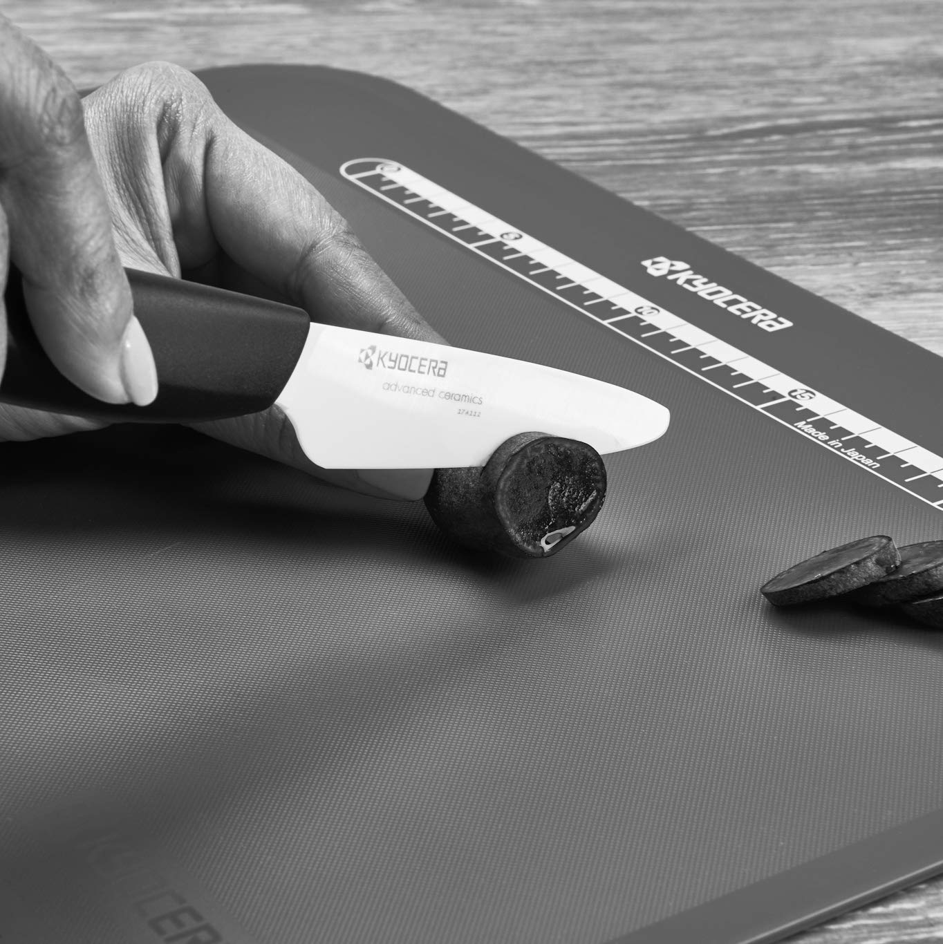 Kyocera detalle de filo cerámico mantiene el borde afilado para uso diario.