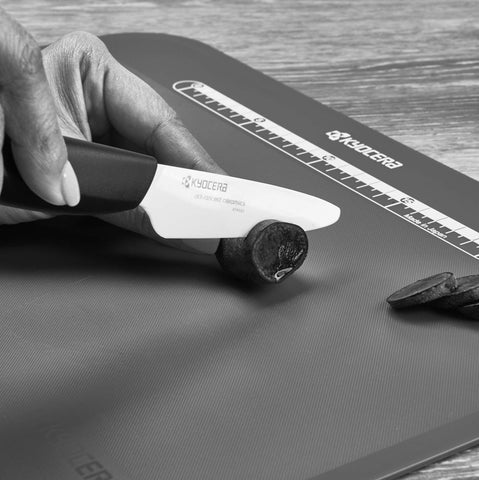 Kyocera detalle de filo cerámico mantiene el borde afilado para uso diario.